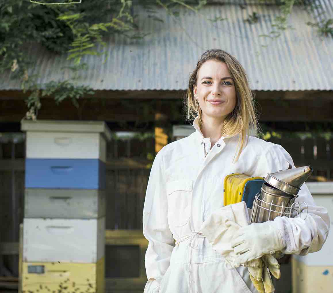 Femme apiculture avec un enfumoir