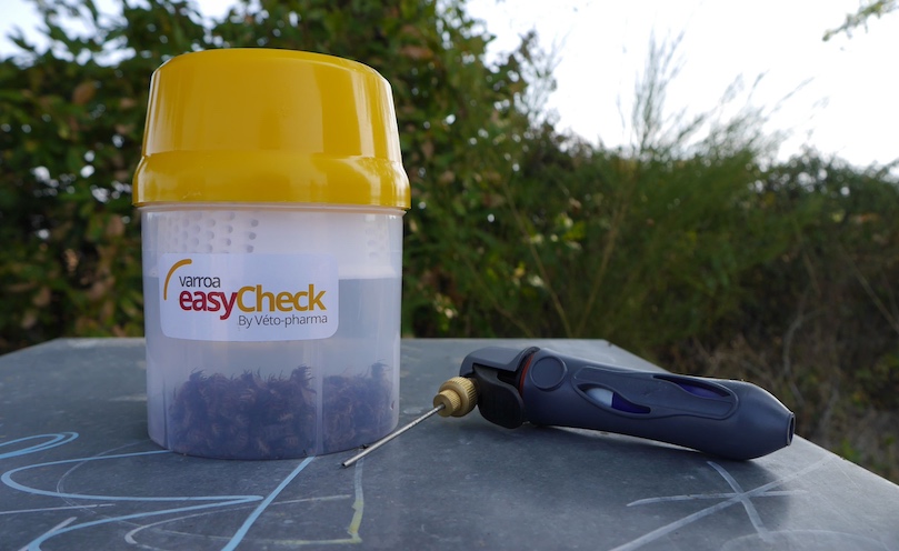 Comptage varroa - Injection de CO2 avec le Varroa EasyCheck
